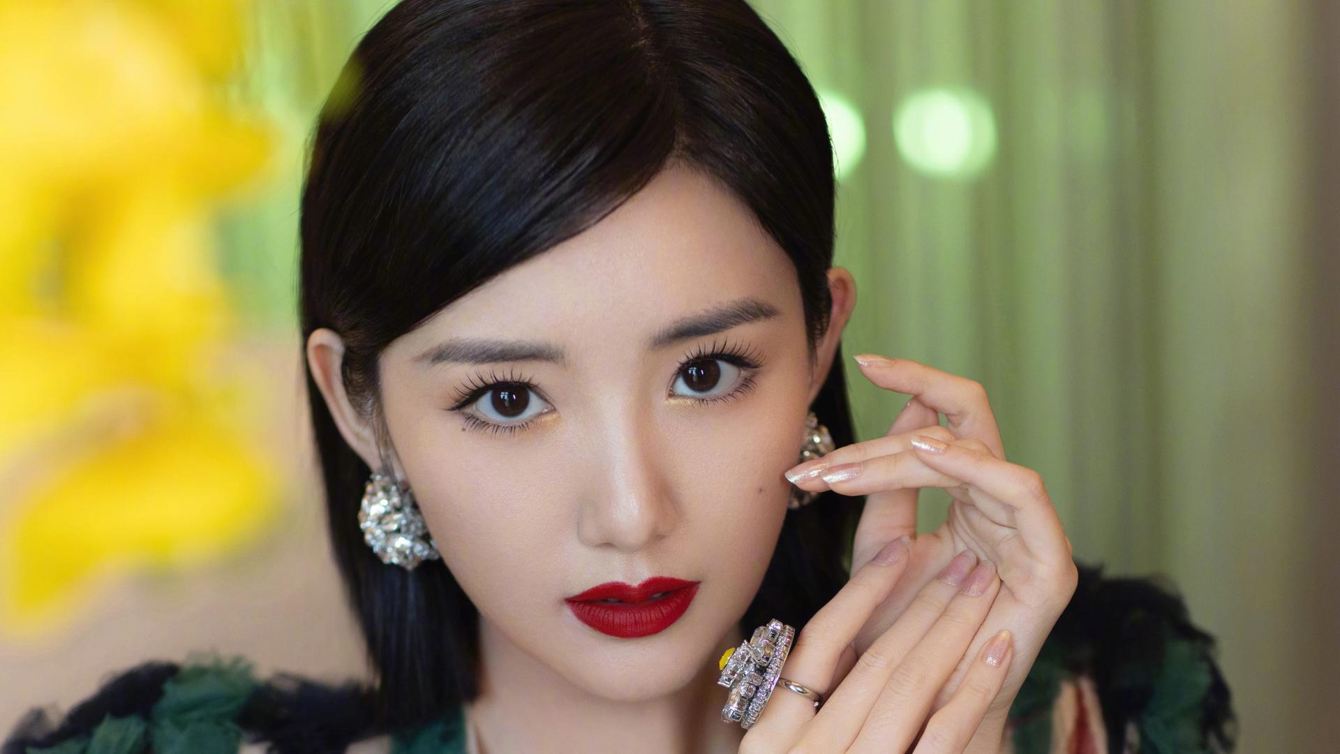 32岁的毛晓彤参加2020国剧盛典，再次展现灵气女神范