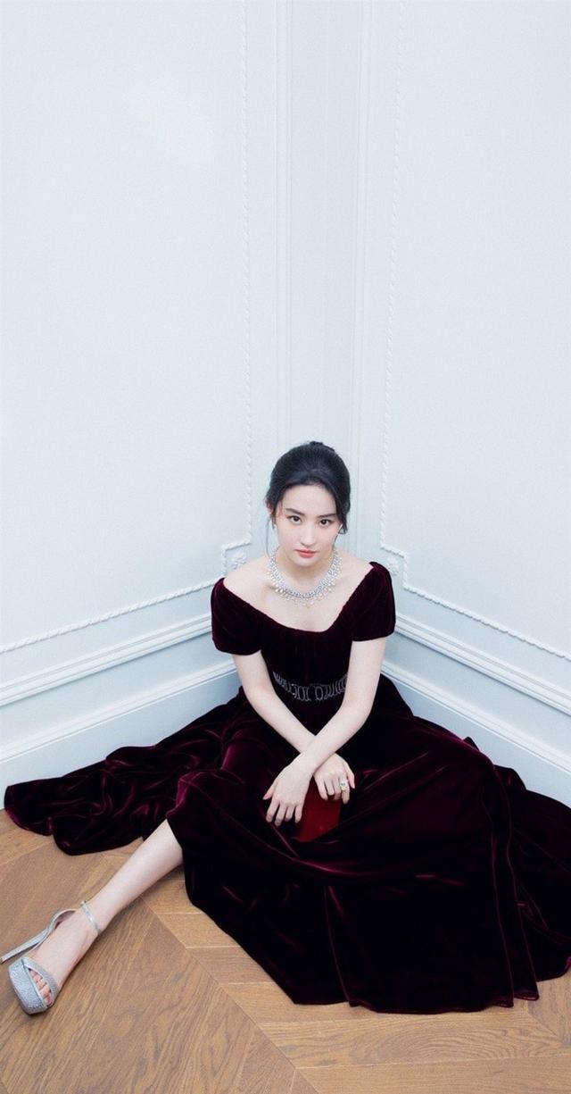 刘亦菲真给国人长脸!登好莱坞顶级杂志封面,不修图也美出东方范
