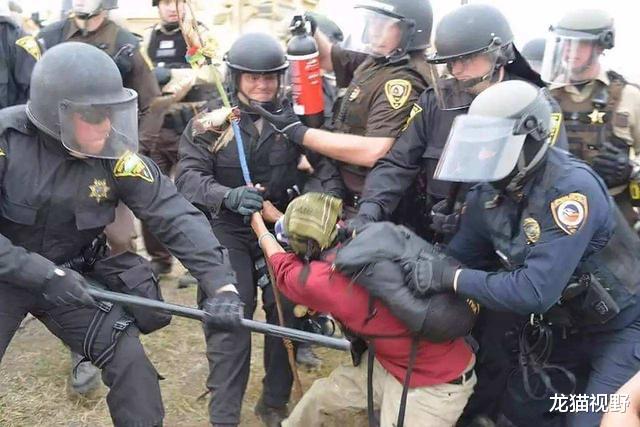 美国街头枪声大作 多名警察中弹倒地不起 特朗普 该军队出马了 军事资讯 娱乐新闻网