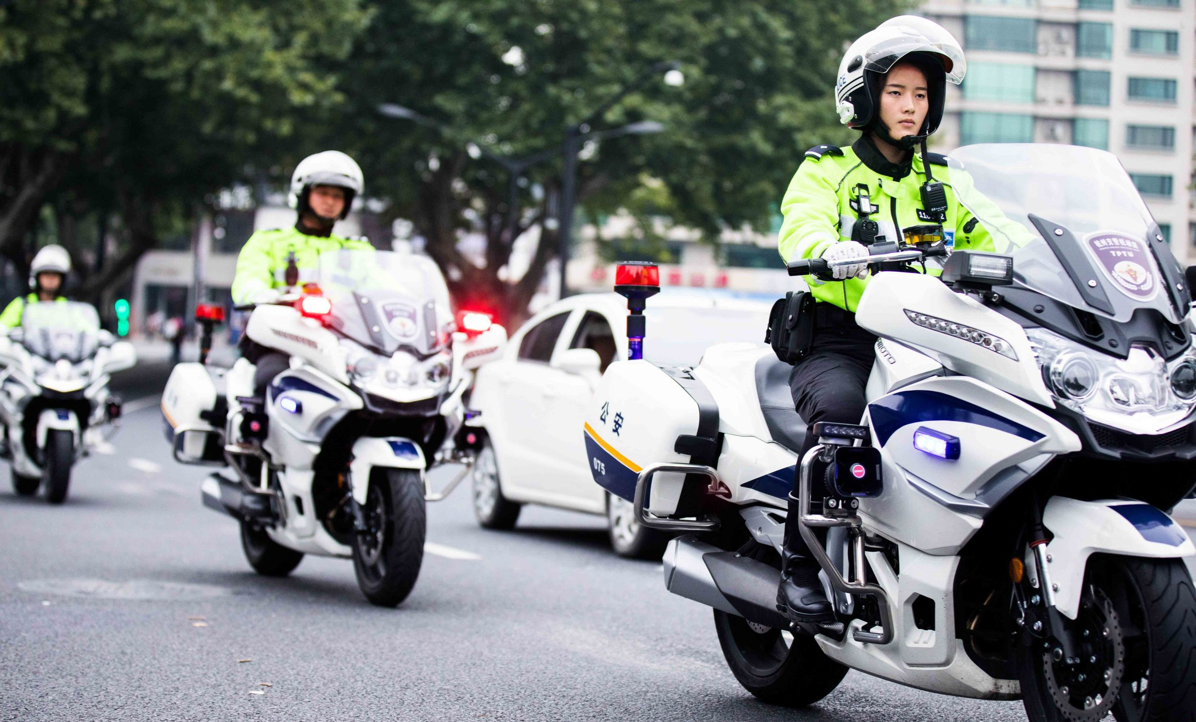 为什么警察抓人要鸣笛 不怕坏人听见逃走吗 还是有独特的用意 军事资讯 八戒游戏