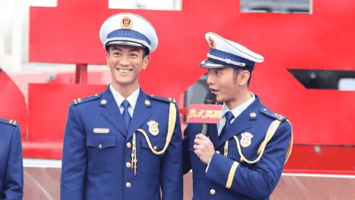 「古力娜扎」黄晓明身高1米79, 杜江身高1米80, 黄教主挺直腰杆差距依然明显