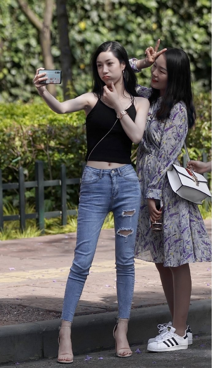 好漂亮的姑娘,好有型的破洞牛仔裤,这才是女神该有的样子