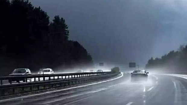 下雨天开双闪，驾照白考了！交警：很多人都不懂开车