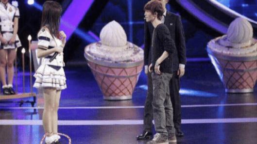 鞠婧祎|当1米59鞠婧祎偶遇1米55郭敬明，仅仅差4cm，网友：欺瞒个子“尴尬不”