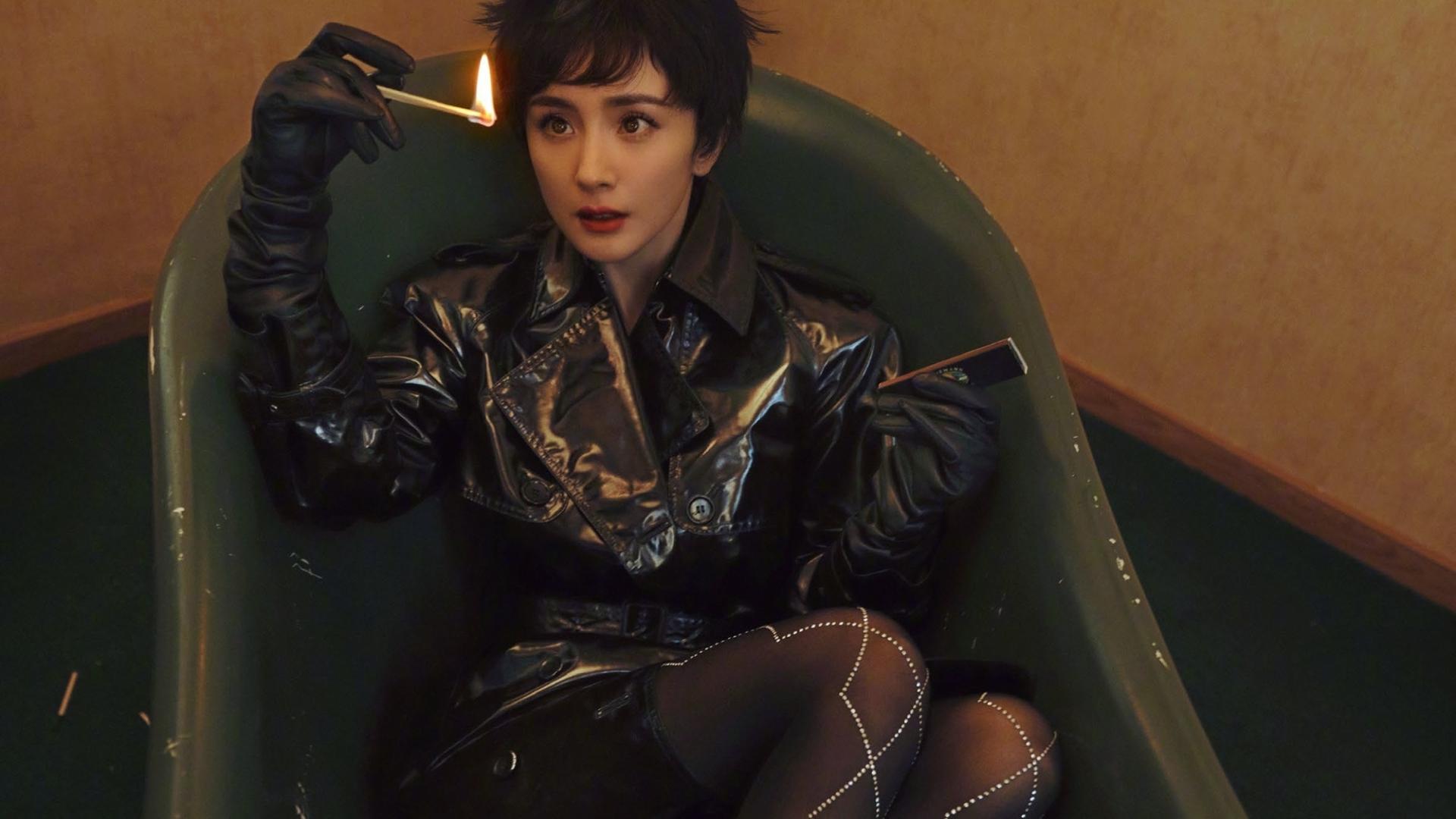 杨幂2021一月开年刊封面，俏皮短发造型化身复古风摩登女郎