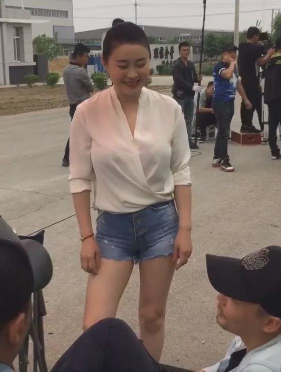 37岁的关婷娜有多美?看过这些照片就懂了,网友:赵本山