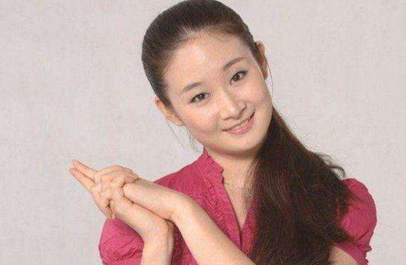 还记得乡村爱情里的王小蒙吗离开赵本山后成就不凡如今已经国家一级