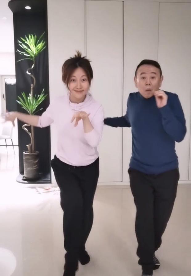 潘长江父女同框出境！近日，潘长