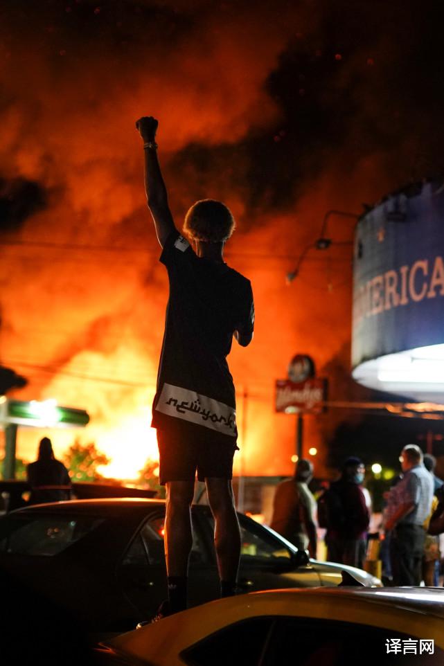 美国又一黑人男子被警察杀死 民众烧毁快餐店 超36人被捕 国际资讯 娱乐新闻网