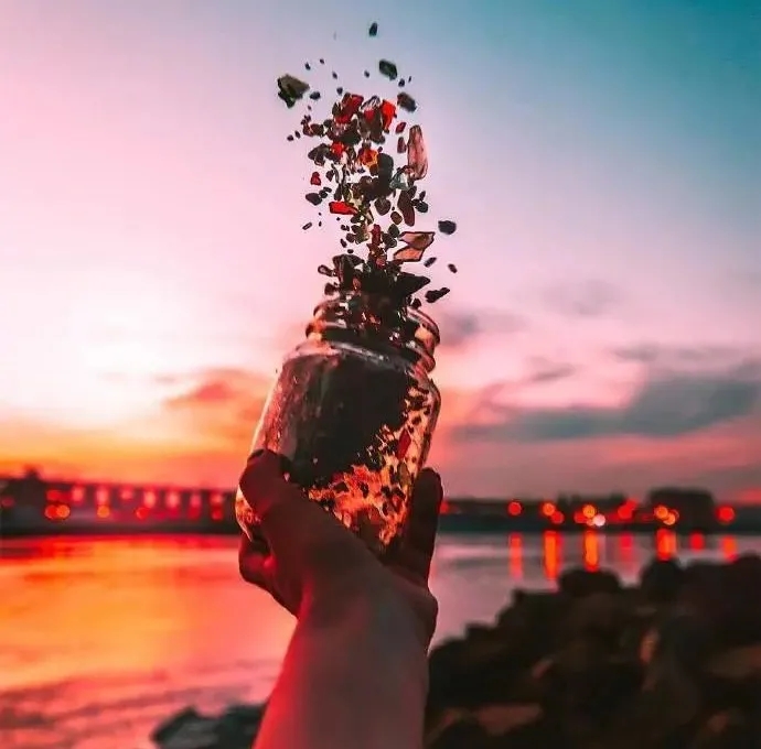 别哭泣，眼睛会肿；别难过，没人