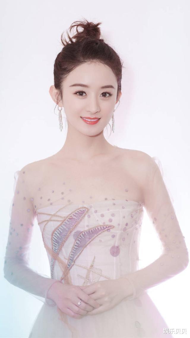 赵丽颖端午节晒最新自拍长发披肩妆容精致手拿粽子送祝福
