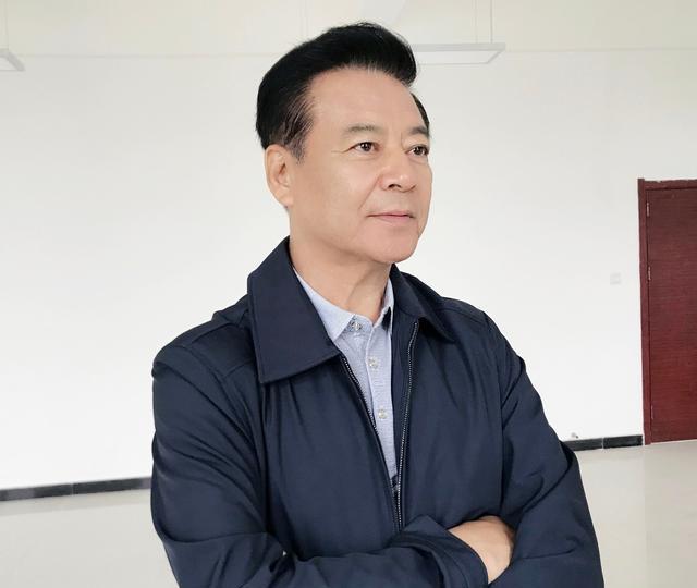 在此,让我们由衷地祝福这位演员:永远年轻,演艺事业上再上一层楼吧!