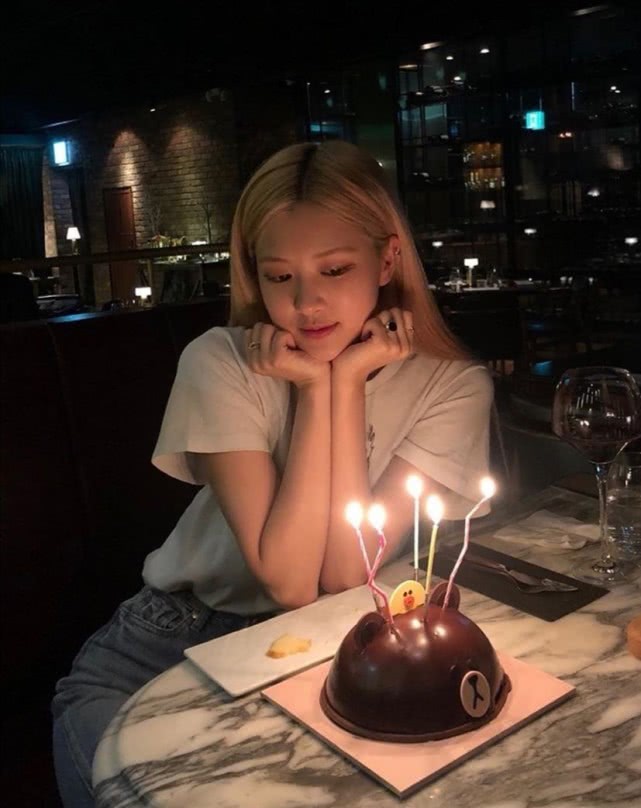 朴彩英生活照:短款针织衫配牛仔裤个性潮流,这小蛮腰让多少女孩羡慕?