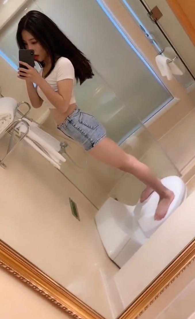 浴室自拍的美女,这是打算玩一把技术流