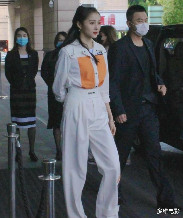 关晓彤有多自信《奔跑吧8》统一服装,唯独关晓彤穿成了高级款