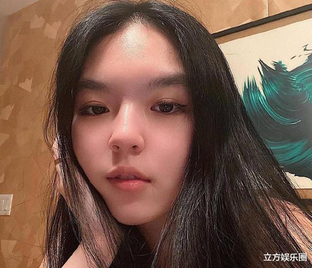 李咏女儿晒近照,浓眉大眼皮肤好,继承了父母的所有优点!
