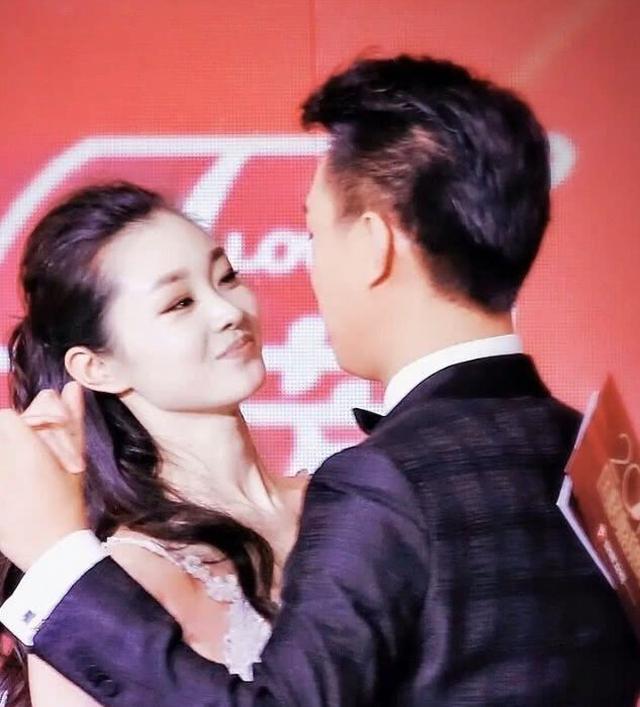 靳东"手揽"宋轶跳舞,谁注意他手放在哪里?绅士果然是装出来的