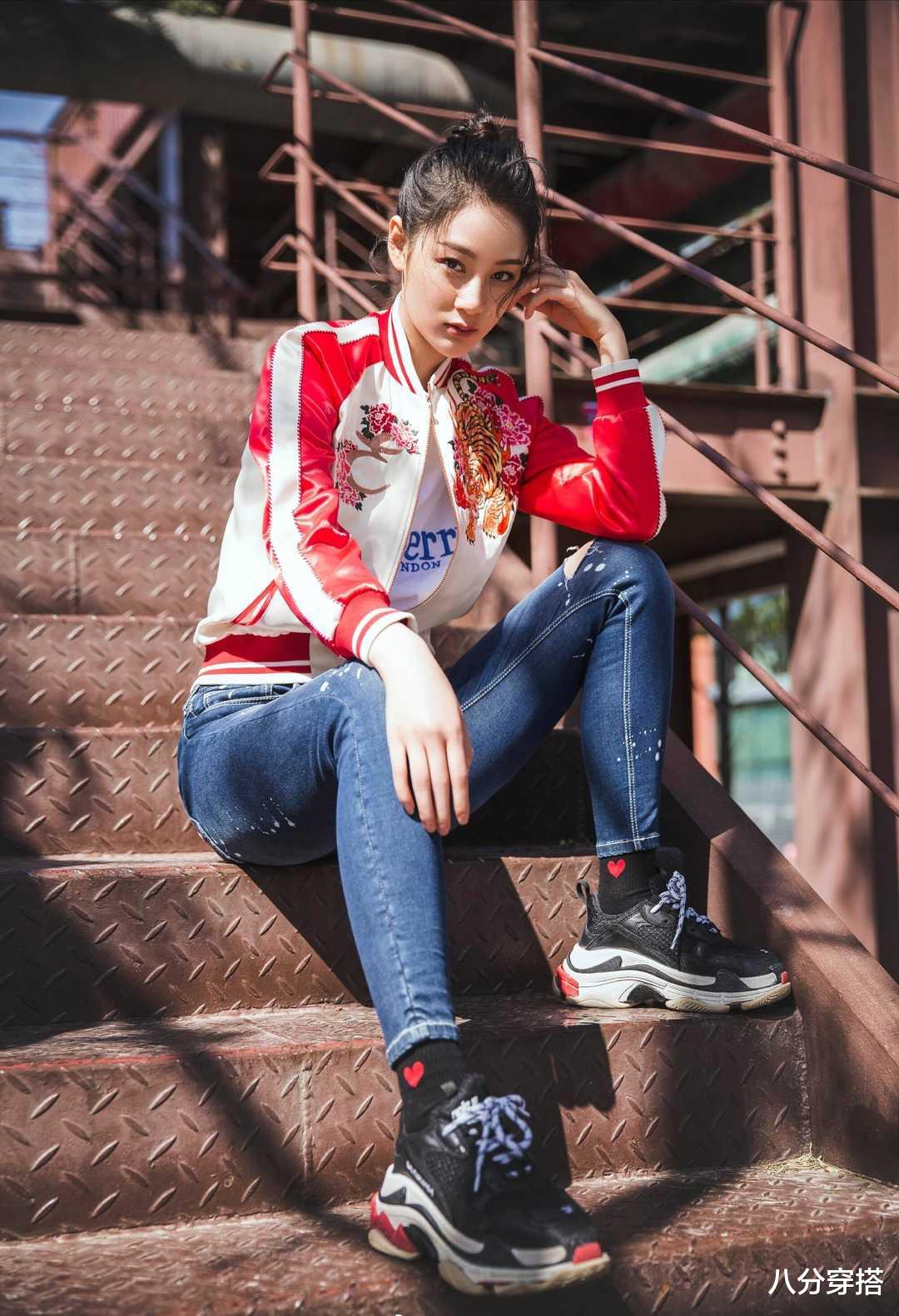 赵圆瑗颜值高真任性!红白拼接棒球服配牛仔裤休闲舒适,气质惊艳