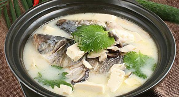 美食推荐:糖醋鸡翅,鱼头豆腐汤,家常豆腐,酥炸平菇