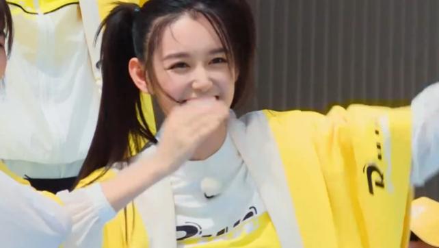 郑恺|蒋依依生理期坚持录制跑男？却遇水上游戏，一旁郑恺的反应才是亮点