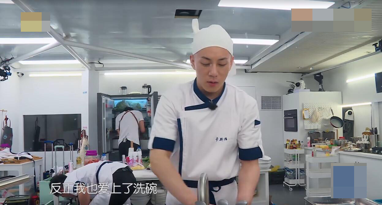 《中餐厅》赵丽颖面对卡斯柏土味情话面带不悦,与李浩菲区别明显