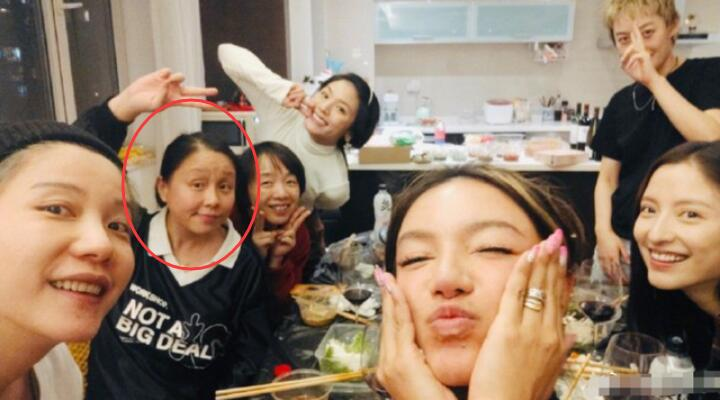 龙丹妮与09届快女成员聚餐，心