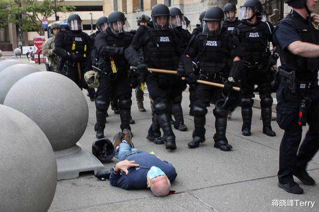 特朗普 总统级阴谋论 被警察推倒的老人是在 碰瓷 国际资讯 八戒游戏