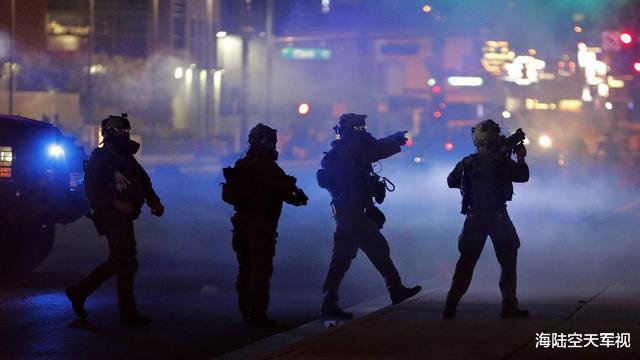 美国警察暴力镇压示威 再度引发争议 随意射杀民众 没数据记录 军事资讯 早游戏