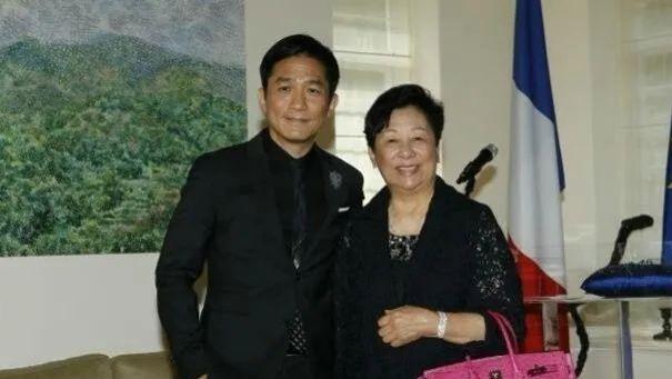 梁朝伟|丈夫嗜赌如命致妻离子散，儿子坐拥5亿不生子，梁朝伟母亲的遗憾