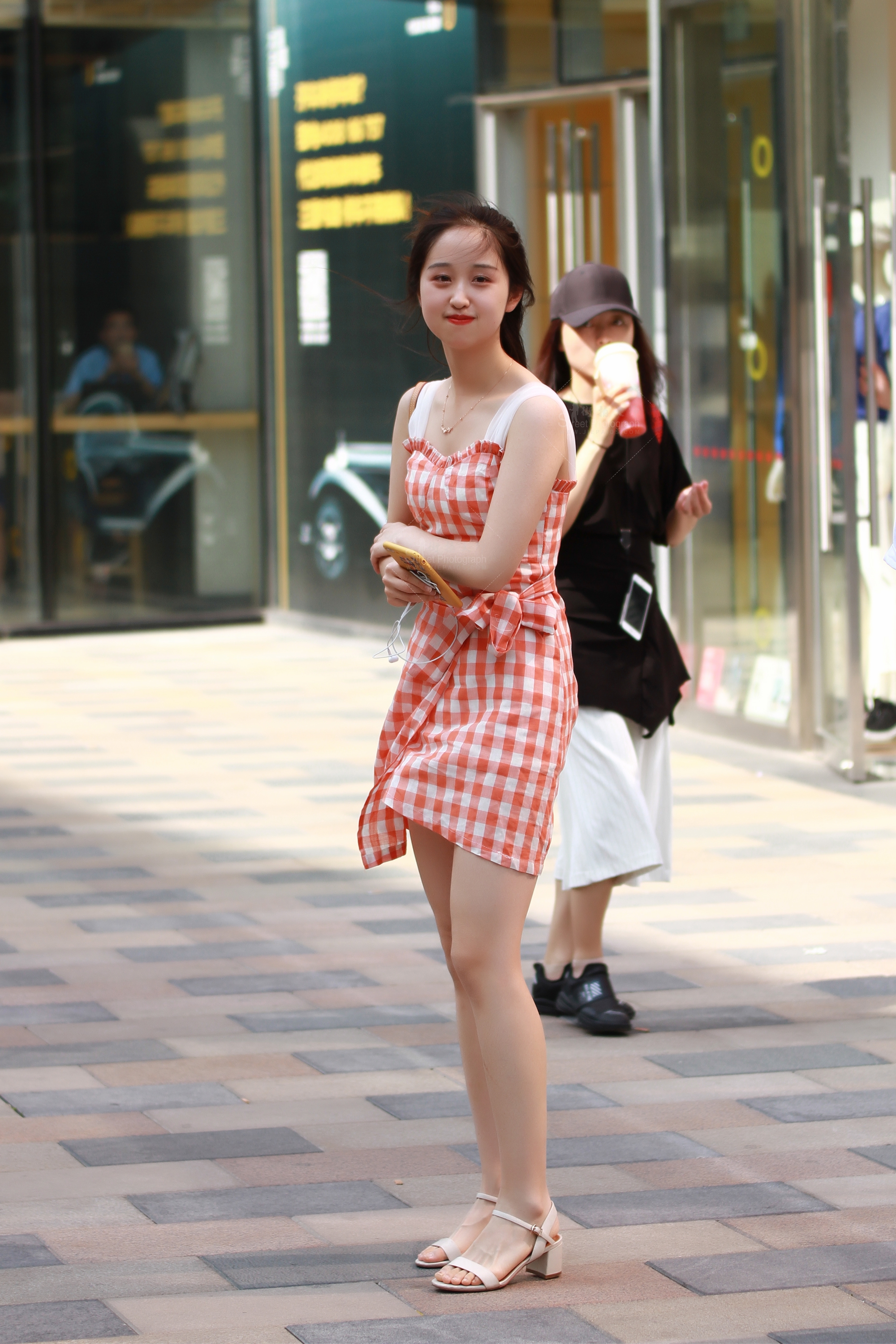 甜美可人,皮肤白皙的小美女,穿得也太清凉了吧