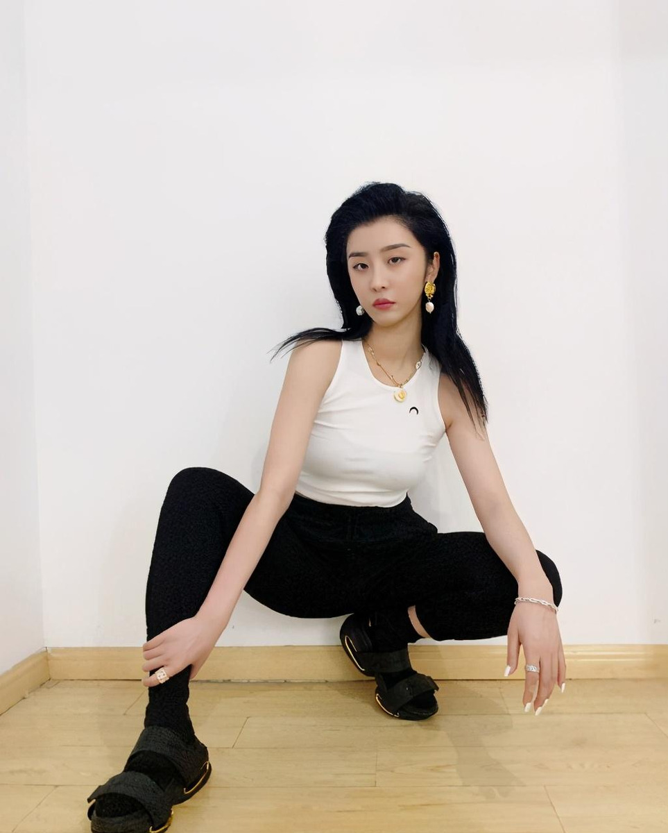 谁敢相信赵小棠体重过百 单手就能握住脚踝 没几个人能做到 娱乐资讯 八戒游戏