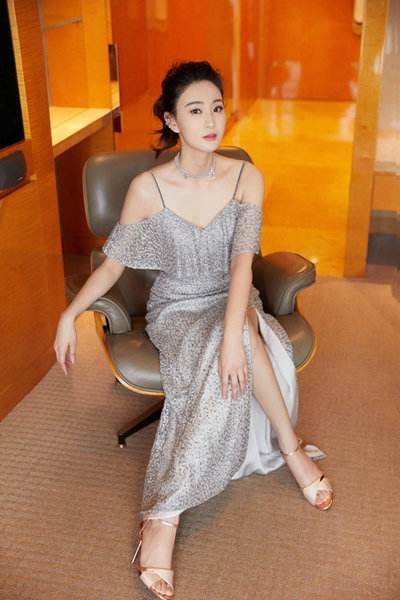 也就是从那个时候开始,侯梦莎陆续接到的基本上都是一些军旅题材的