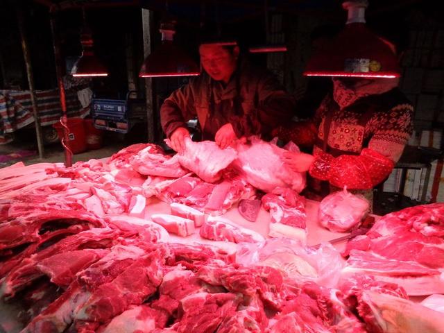 为啥卖肉摊儿的灯都是红色？你要学会这4招，买肉不被骗