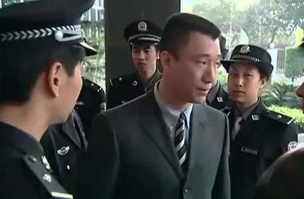 明星与警察合影如何才能不像犯人 黄渤是错误示范 成龙才是大哥 汽车资讯 娱乐新闻网