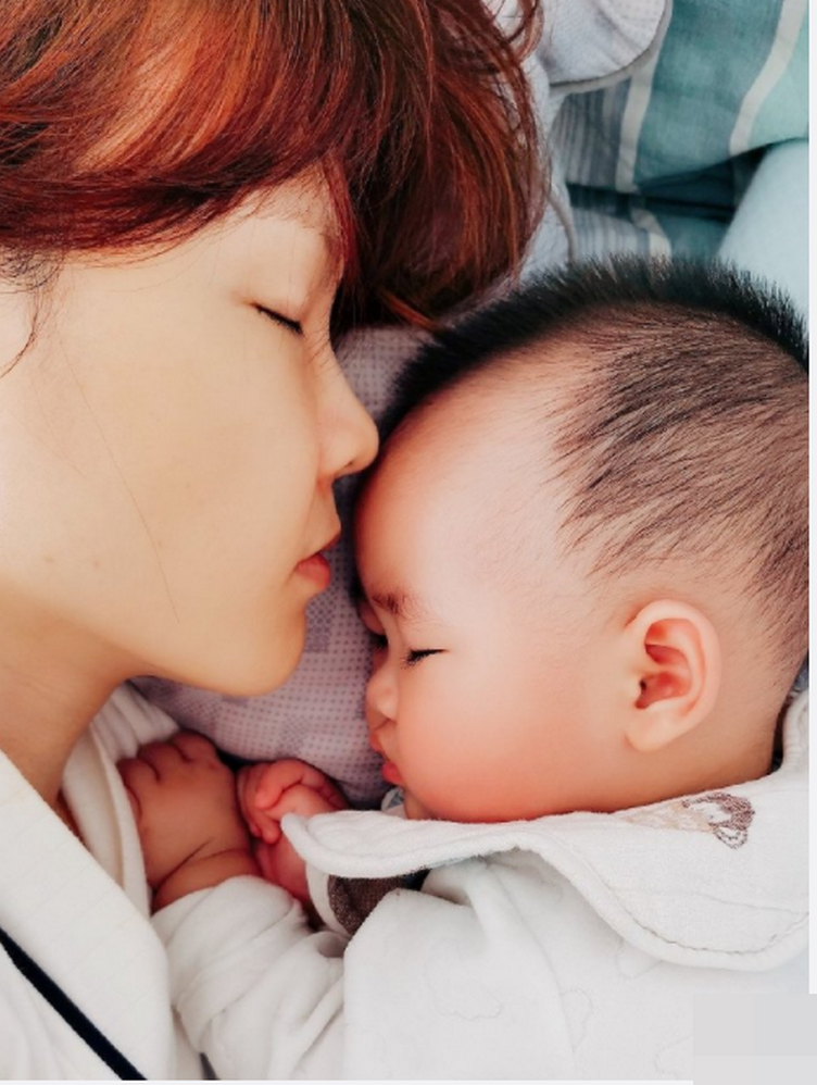张徐宁晒老婆和爱子的睡熟照:有你们真好李艾甜蜜回应