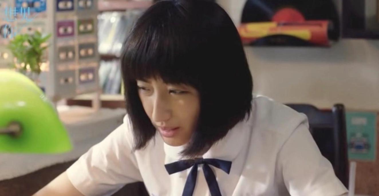 85后柯佳嬿饰演《想见你》剧中学生身份的黄雨萱,却毫无违和感