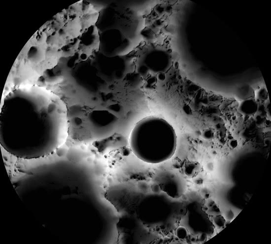太空风化不对称地改变月球陨石坑壁