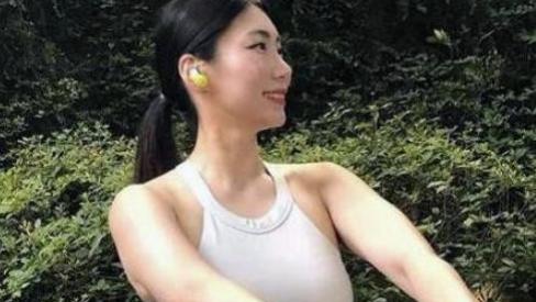 |44岁阿姨被20岁小鲜肉“滋润”后，日子过得有滋有味！网友：确定是真爱？