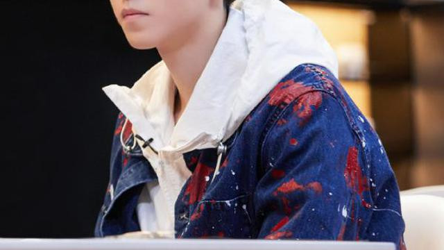 王俊凯@求王俊凯别穿阔腿裤了，腿型超直没一丝赘肉，看到最后男生都羡慕了！