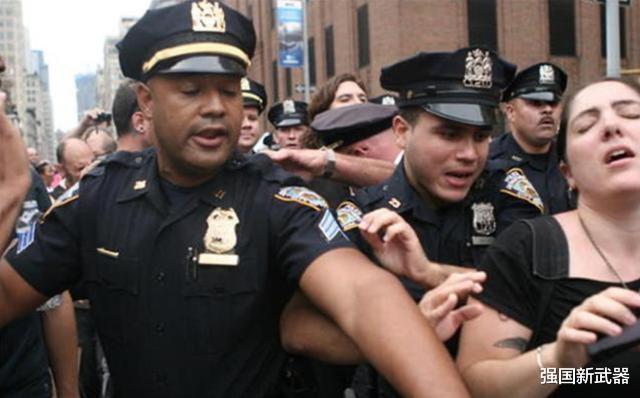 美国打砸抢烧出现戏剧性一幕 警察加入抢劫队伍 开着车满载而归 军事资讯 娱乐新闻网