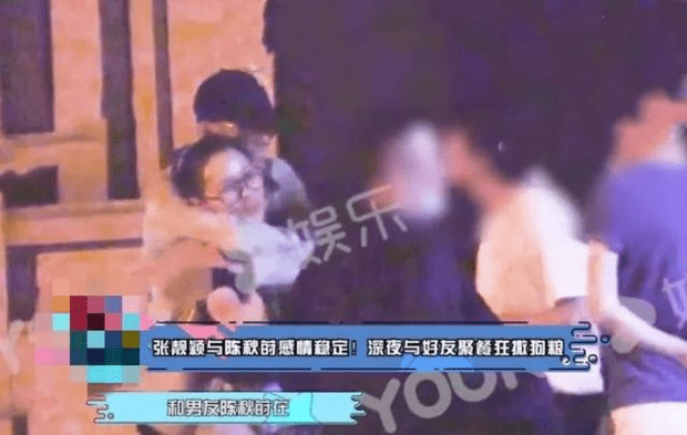 张靓颖与男友街头秀恩爱，素面朝