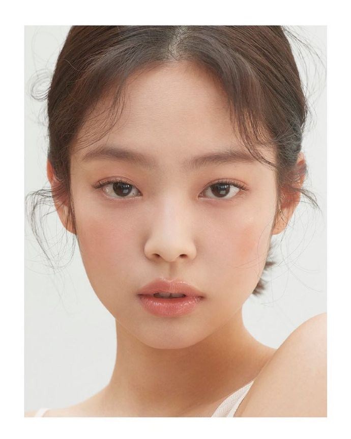  Jennie晒最新怼脸照，“