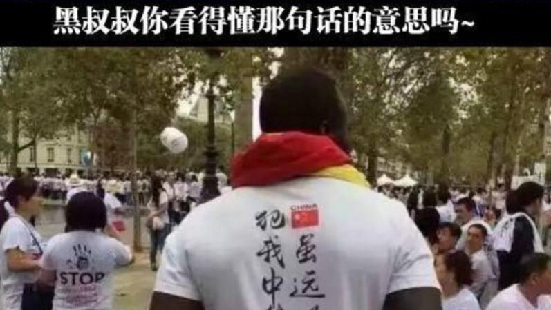 外国人也赶潮流，把中文印在T恤上，看清汉字网友都笑出了猪叫声