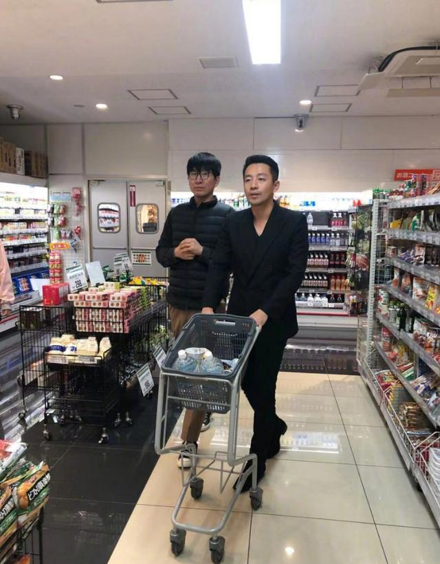 汪小菲真是实在人,大s那么时髦,他一点不受影响穿衣很"老实"