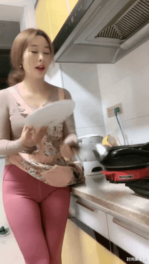 可爱少妇在家做饭,长袖搭配粉色紧身裤,贤惠又温柔!