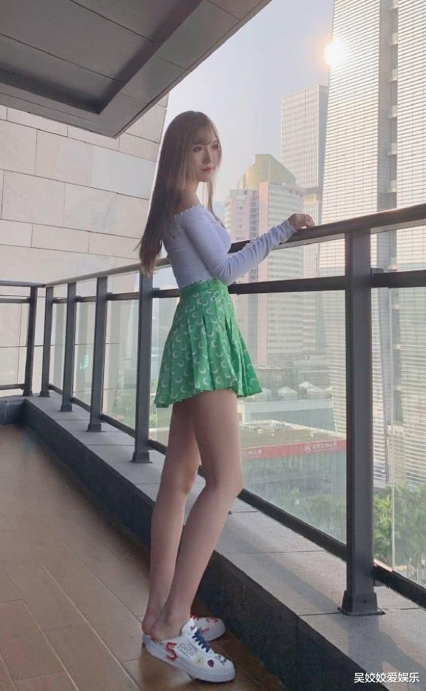 腐团儿为秀腿穿回高跟鞋,当她上楼梯腿伸直的那刻,能有1米2吧