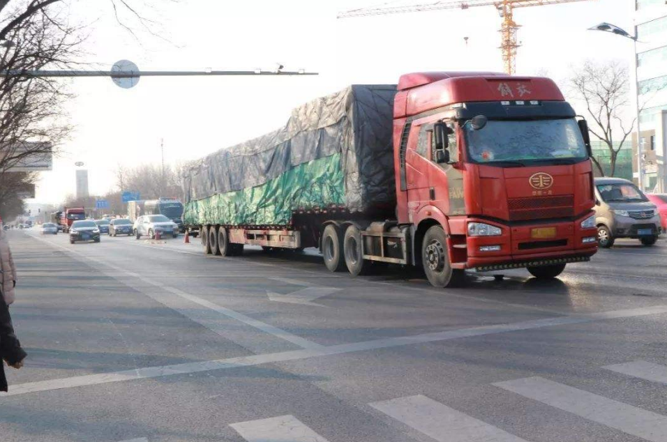 大货车卡在涵洞无法行驶 向前向后都动不了 你有啥好办法 汽车资讯 八戒游戏