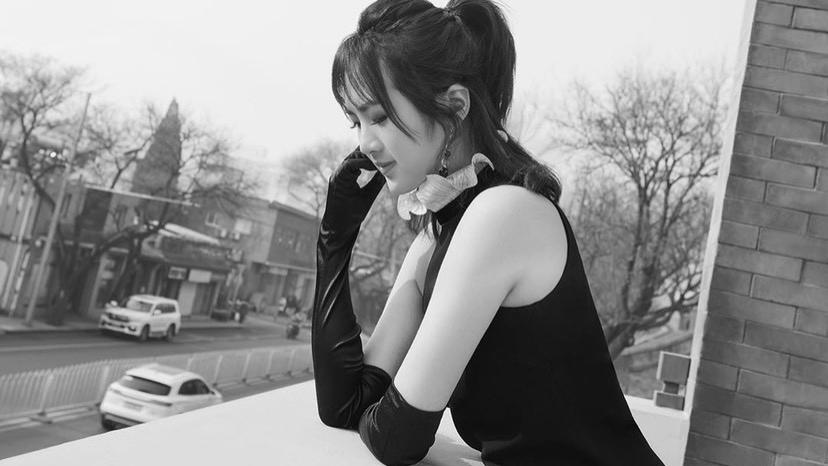 任正非小女儿罕见登杂志，肤白貌美，身材性感曲线撩人！