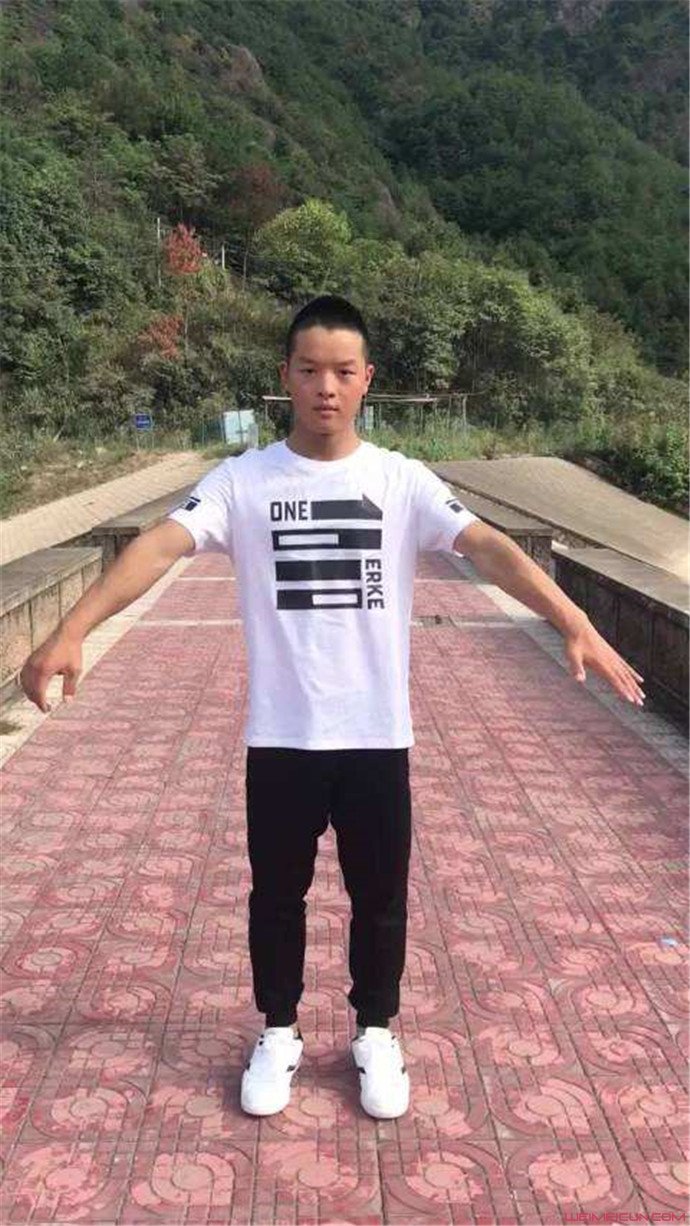 因长的丑被父母弃养 谁知被周星驰看中一手捧红 如今20岁颜值逆袭