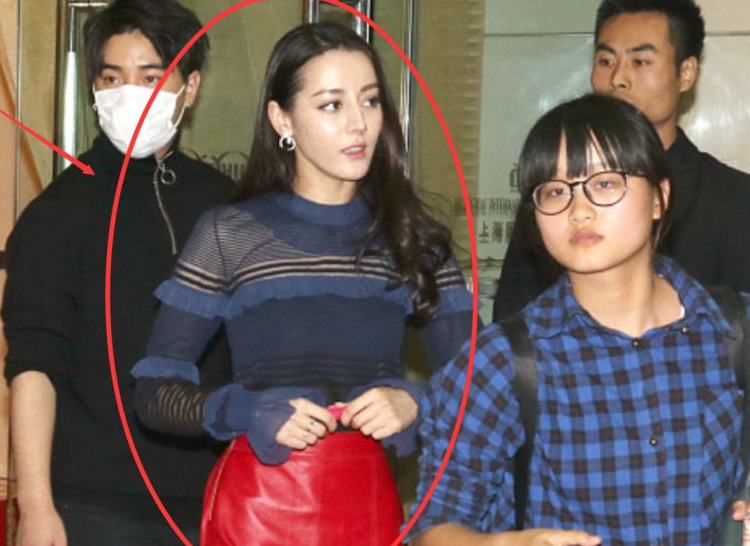 迪丽热巴出道前旧照流出离开百万修图师和现在差别大